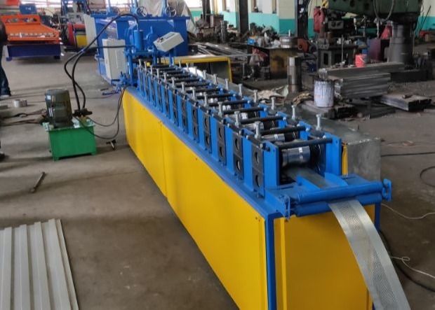 0.8 মিমি জন্য ঠালা স্ল্যাট PPGL শাটার ডোর রোল ফর্মিং মেশিন পাঞ্চিং