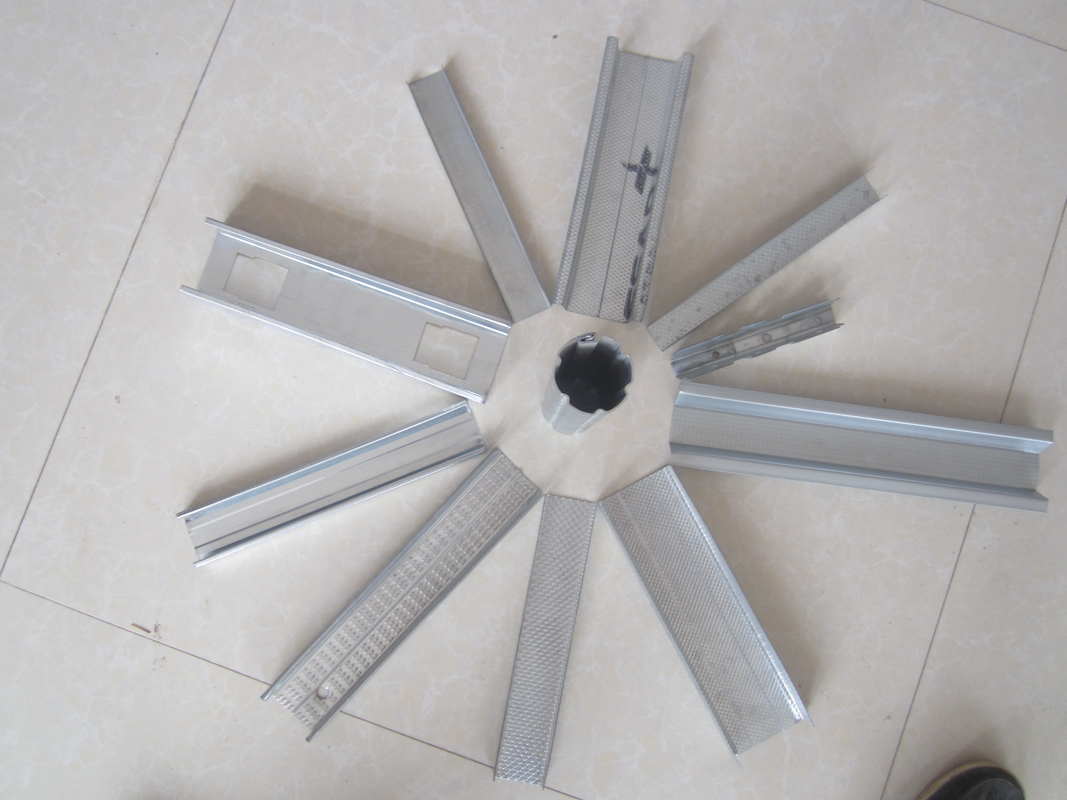 হালকা ইস্পাত Keel Drywall 3P U চ্যানেল রোল ফর্মিং মেশিন উচ্চ গতি স্পর্শযোগ্য